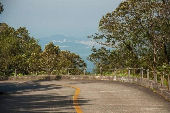 Imagem no Parque Estadual da Serra do Mar com vista para o mar e a cidade ao fundo